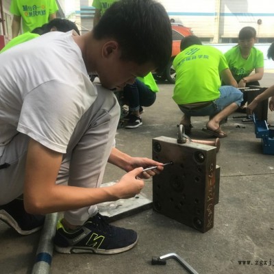 cnc編程培訓內容介紹-青華模具培訓學院15年cnc編程實戰培訓經驗，包教會包推薦就業